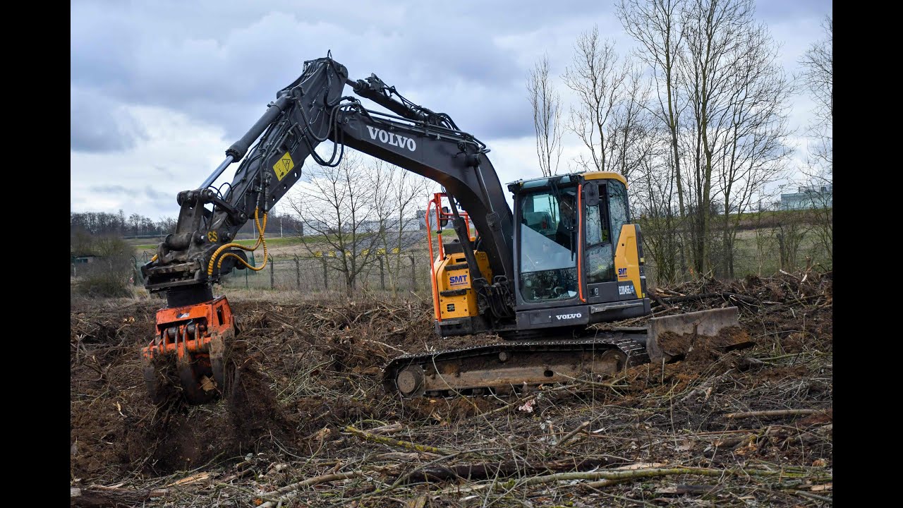 Mise a blanc d'un terrain a l'aide d'une grue Volvo ECR145El