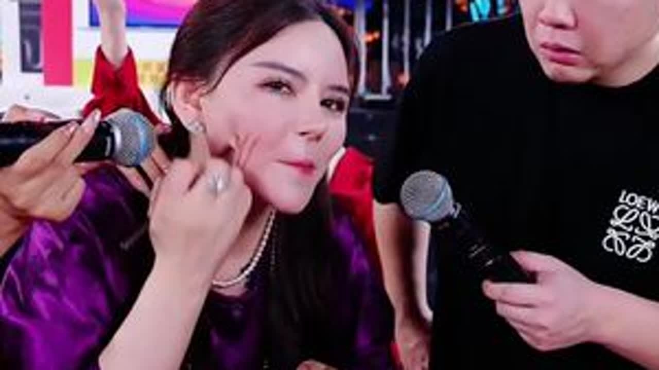 气垫女王现场展示气垫霜，惊呆了木森，没想到会这么好用，正装 气垫霜*3盒+替换装气垫霜3盒+新品轴1支+粉扑6个，99.9元，大牌值得信赖#木森  #木森大舞台  #气垫  #化妆必备  #遮瑕