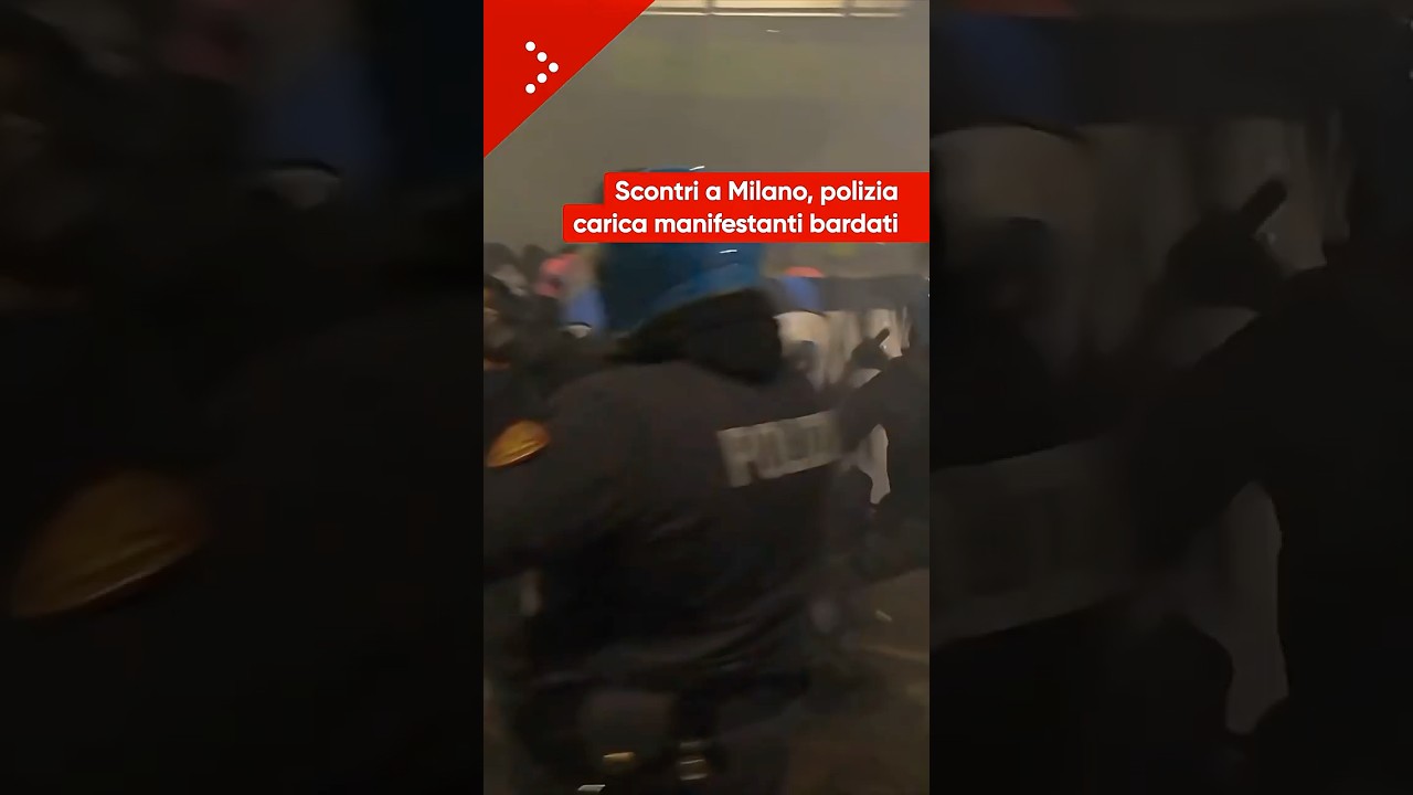 Scontri a Milano, polizia carica manifestanti dopo un fitto lancio di fuochi d'artificio