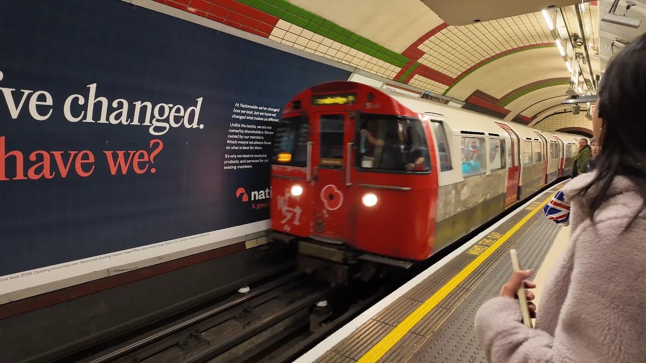 New Yorker Rides the London Tube from Piccadilly Circus to Paddington Station (Bakerloo Line)