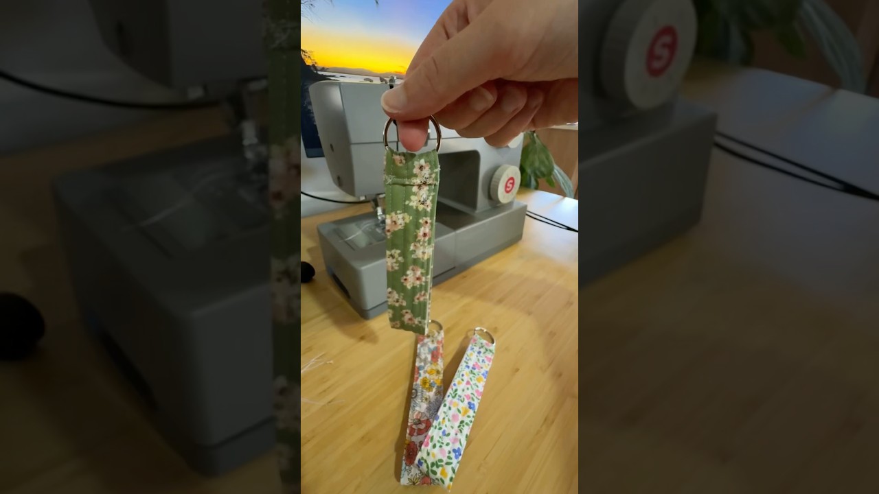 Sewing quilted wristlets and keychains #quilted #sewing #singersewingmachine #sewingtutorial
