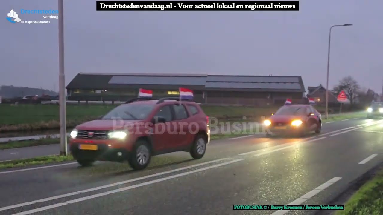 Lange stoet voertuigen vanuit Nieuw Lekkerland naar Bleskensgraaf voor demonstratie tegen AZC