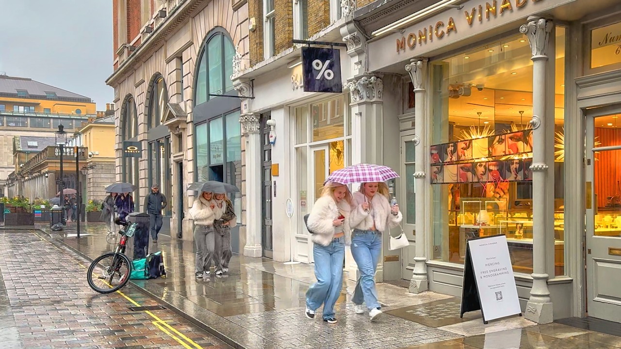WET & WINDY STREETS OF CENTRAL LONDON ☔️ LONDON RAIN WALK 2025 | 4K HDR