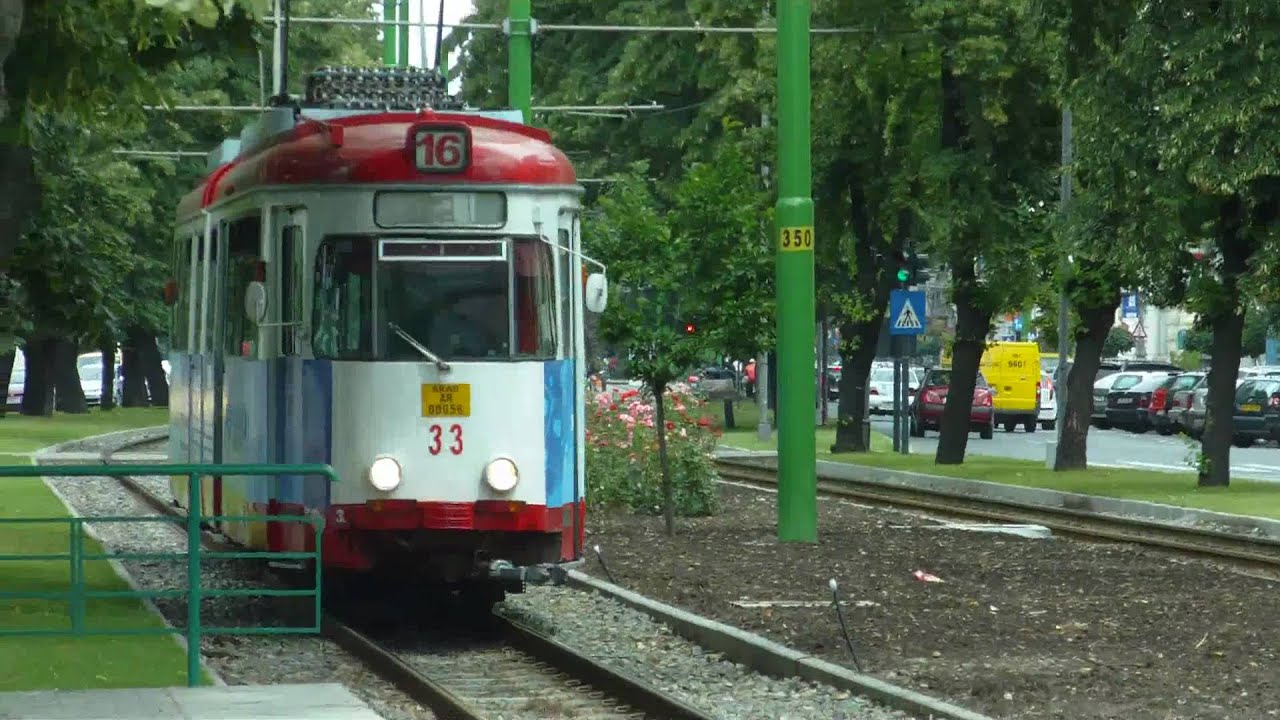 Vagonul Duewag GT6 #33 al liniei 16 intrand in statia 