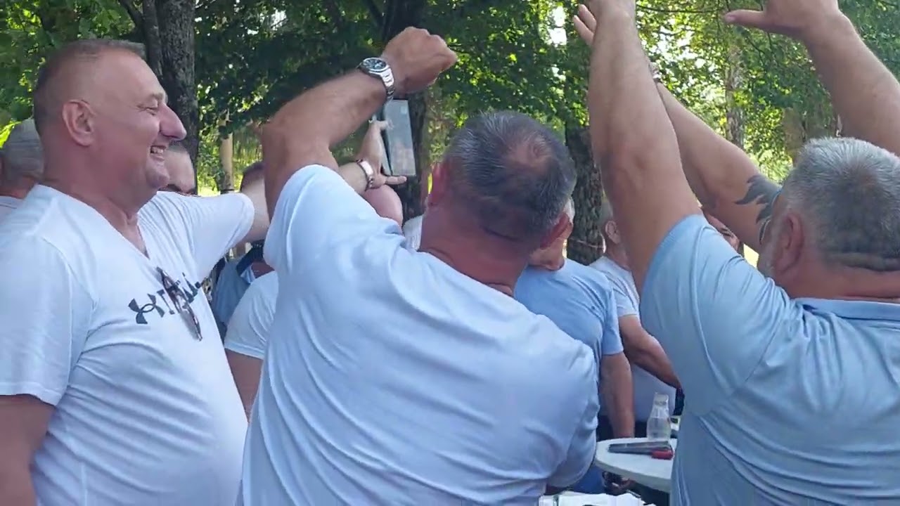 Kako li je noći ove,selo &scaron;to se Japra zive,pod Grmečom u&scaron;u&scaron;kano,u mom srcu urezano,Goci Ristić
