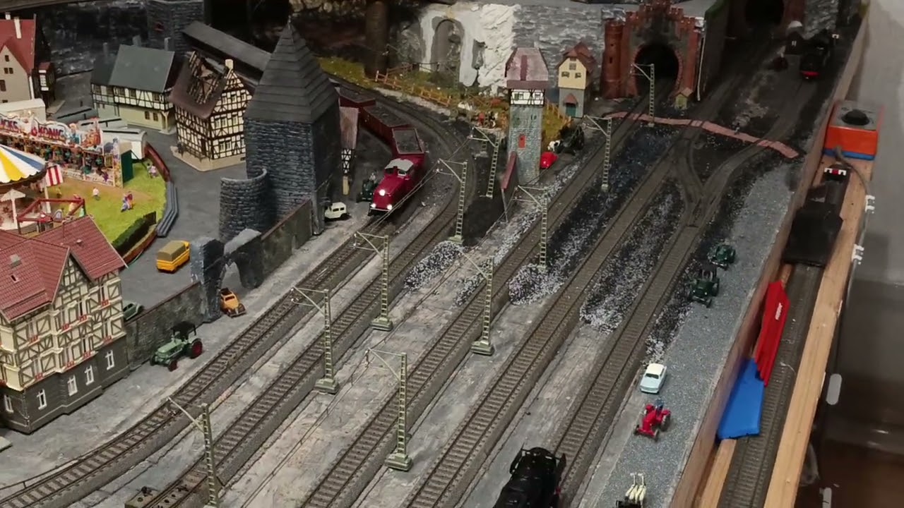 MODELLEISENBAHN MÄRKLIN DIGITAL ANLAGE H0 UNTERE EBENE. VERSCHIEDENE ZÜGE...