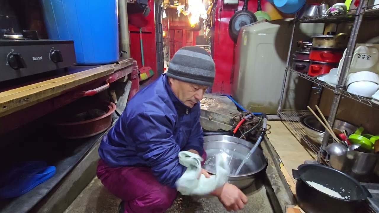 밥하고 눈치우고 출근도 해야되고 엄마랑 밥한끼 고달퍼