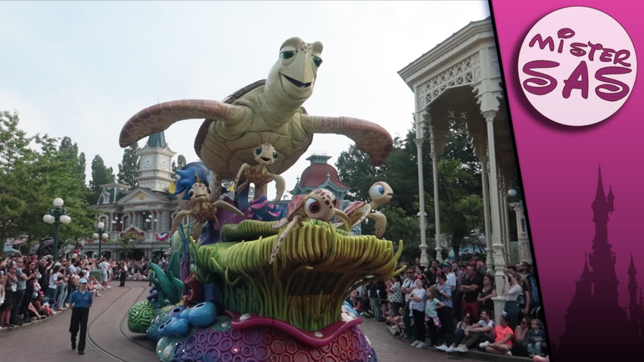 Disney Stars on Parade !!! Starting at Main Street U.S.A. at Disneyland Paris