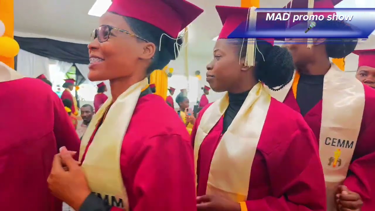 Cérémonie de graduation complexe éducatif men nan men promotion phronesis la rentrée des récipients 
