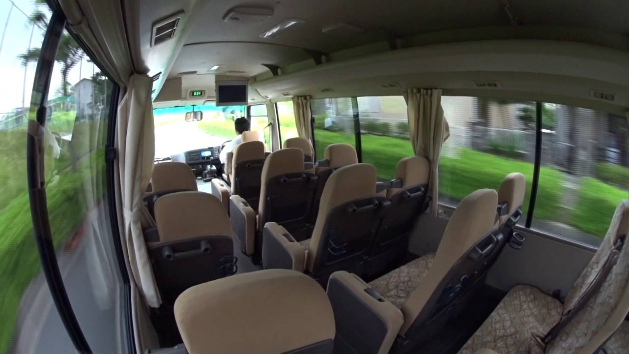 マイクロバス車内