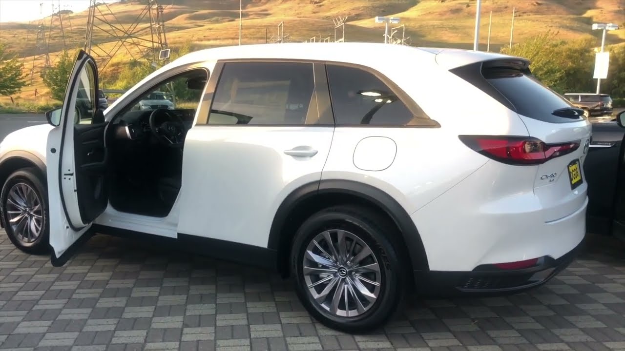 Сравнение: базовая модель Mazda CX-90 Select начального уровня с предпочтительным рядным 6-цилинд...