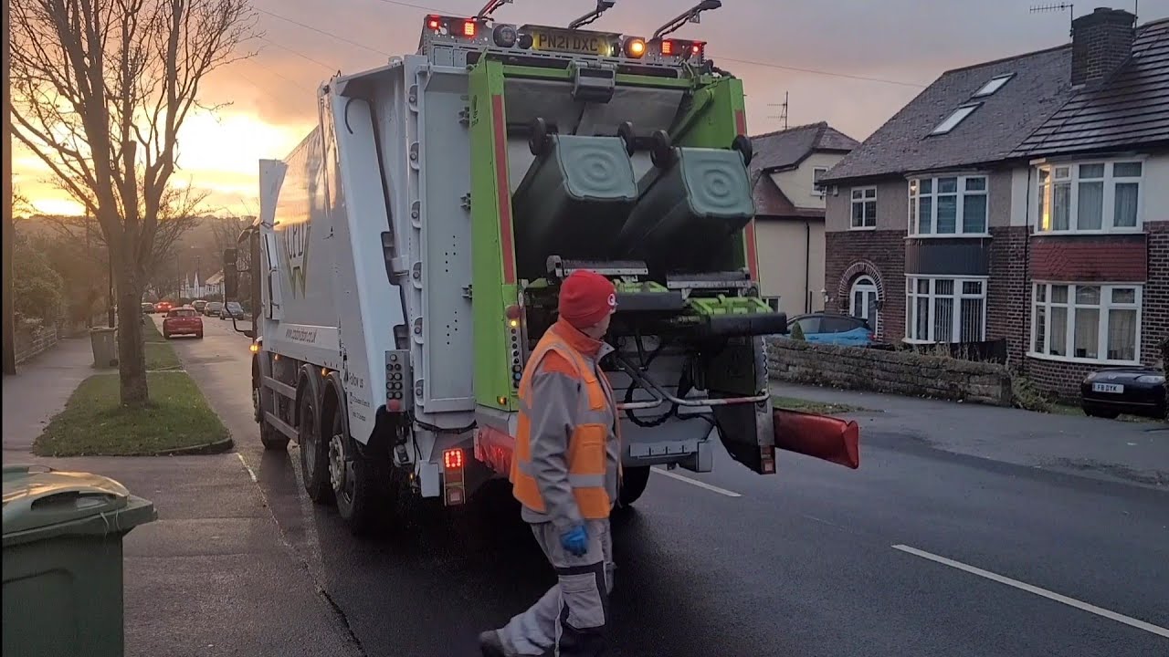 Veolia Mercedes Econic Bin lorry on Garden Waste, DXC