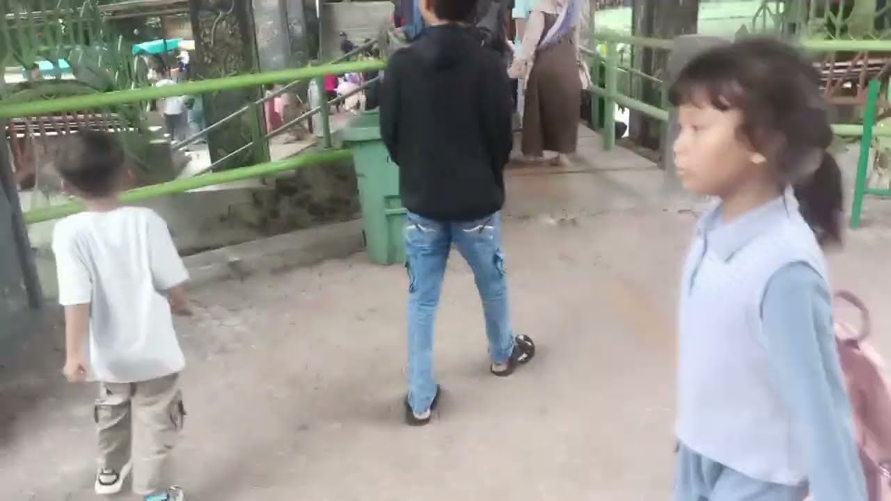 Liburan sekolahe Kakak Dea dan Dek Rafa di Kebun Binatang Surabaya teman teman...Seru polll🥰🤗😘