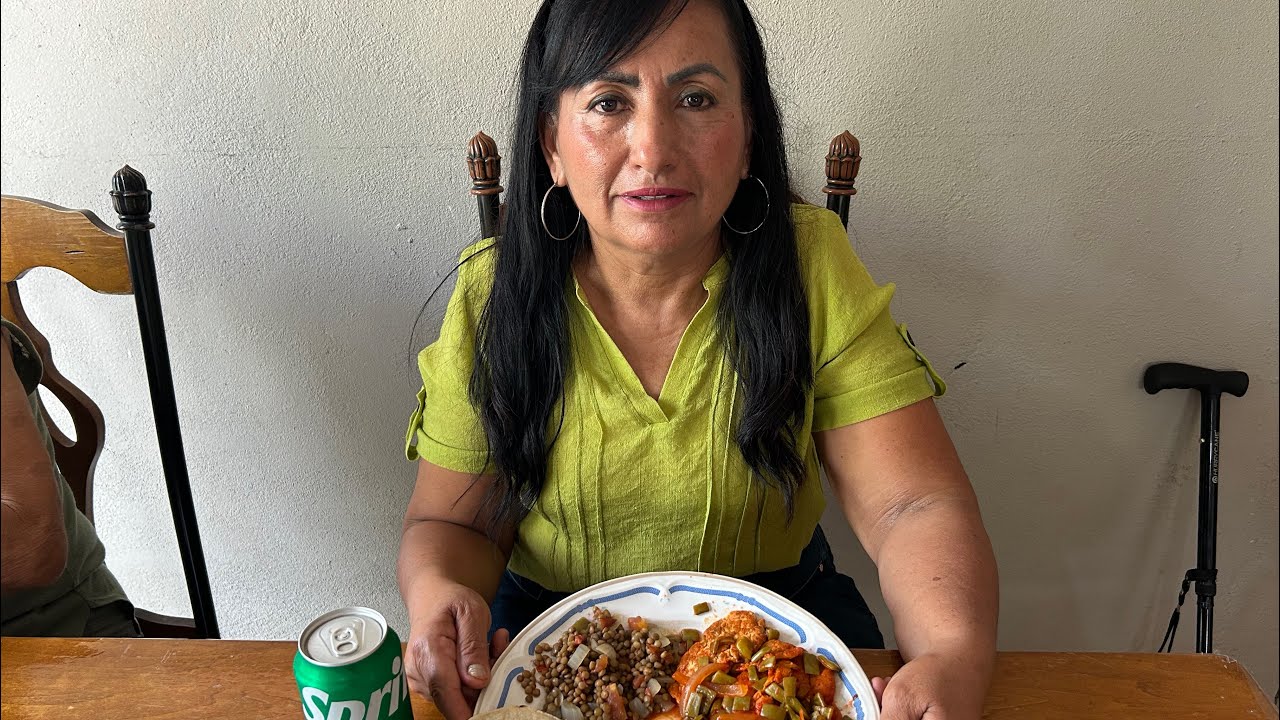 Comida de Cuaresma, nopales con chile 🌶️ color, lentejas y tortitas de camaron 🍤 y atún 🍣 