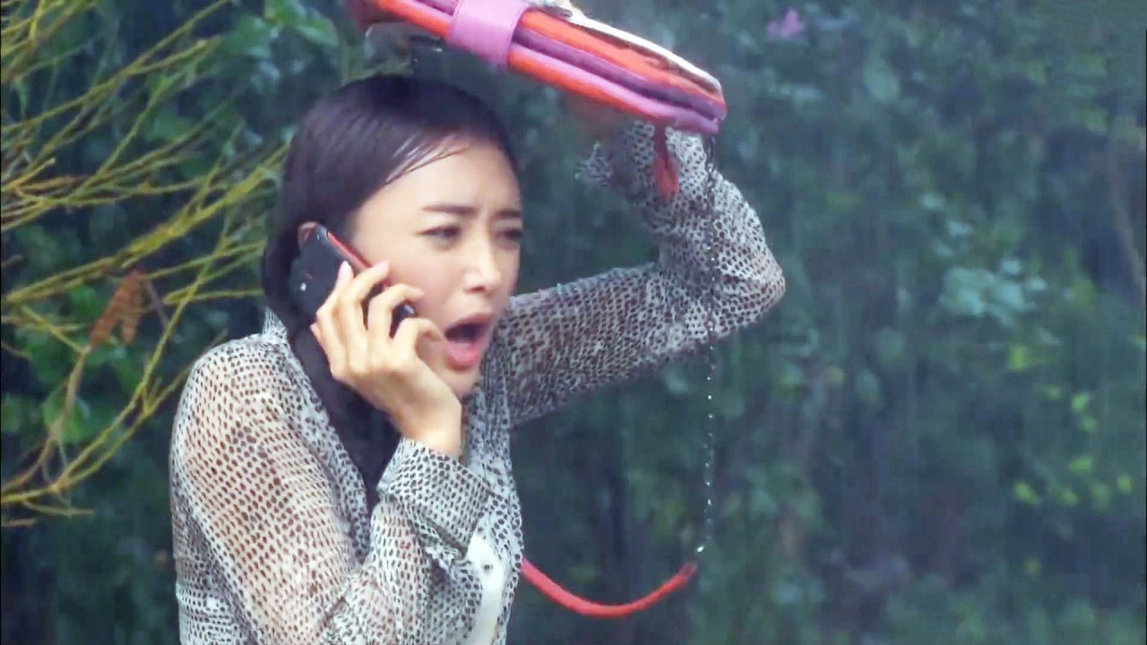 【Full Movie】霸道總裁嘴上不在意灰姑娘，下秒聽到她被雨淋濕身，瞬間心疼請進門!