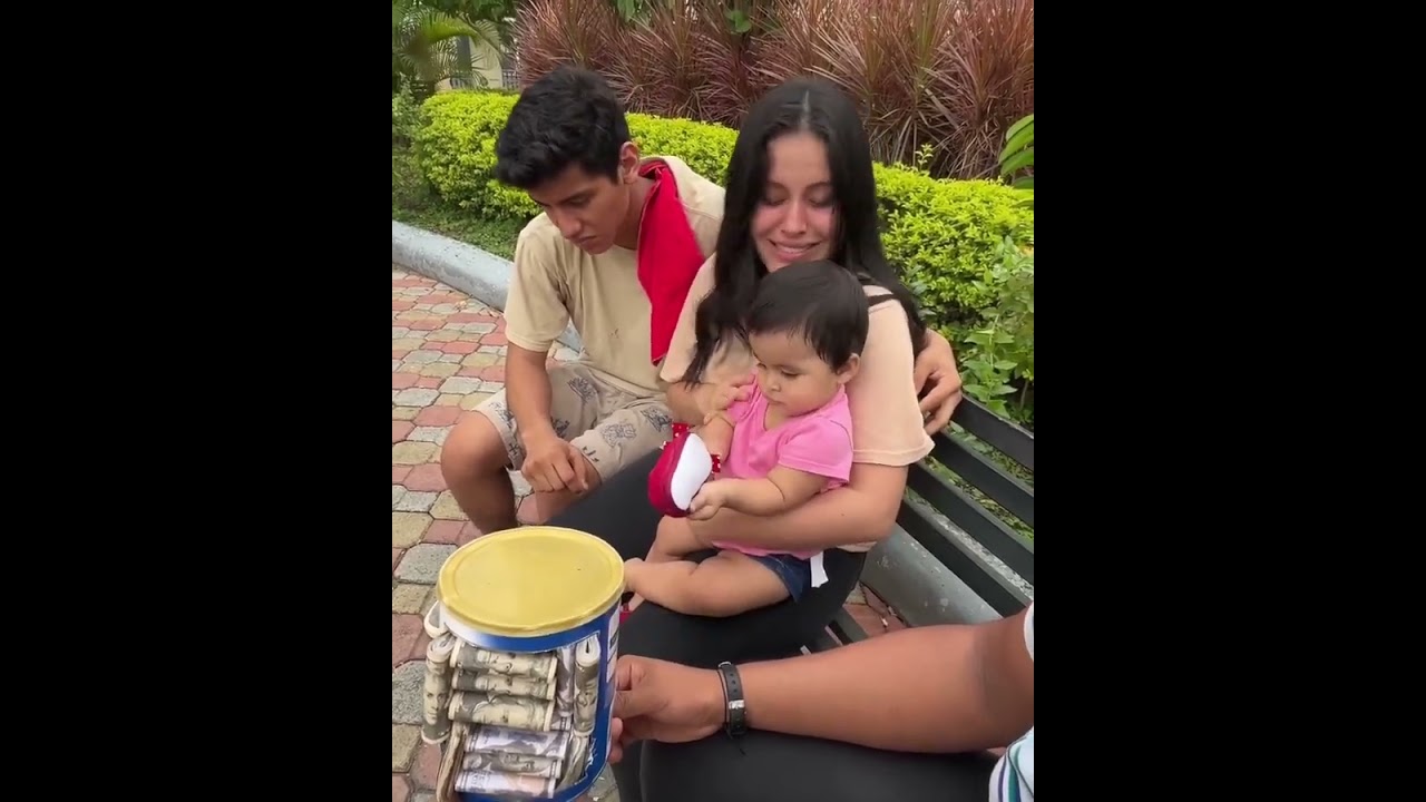 Millonario regala fajos de dinero a joven pareja para salvar a su hijita