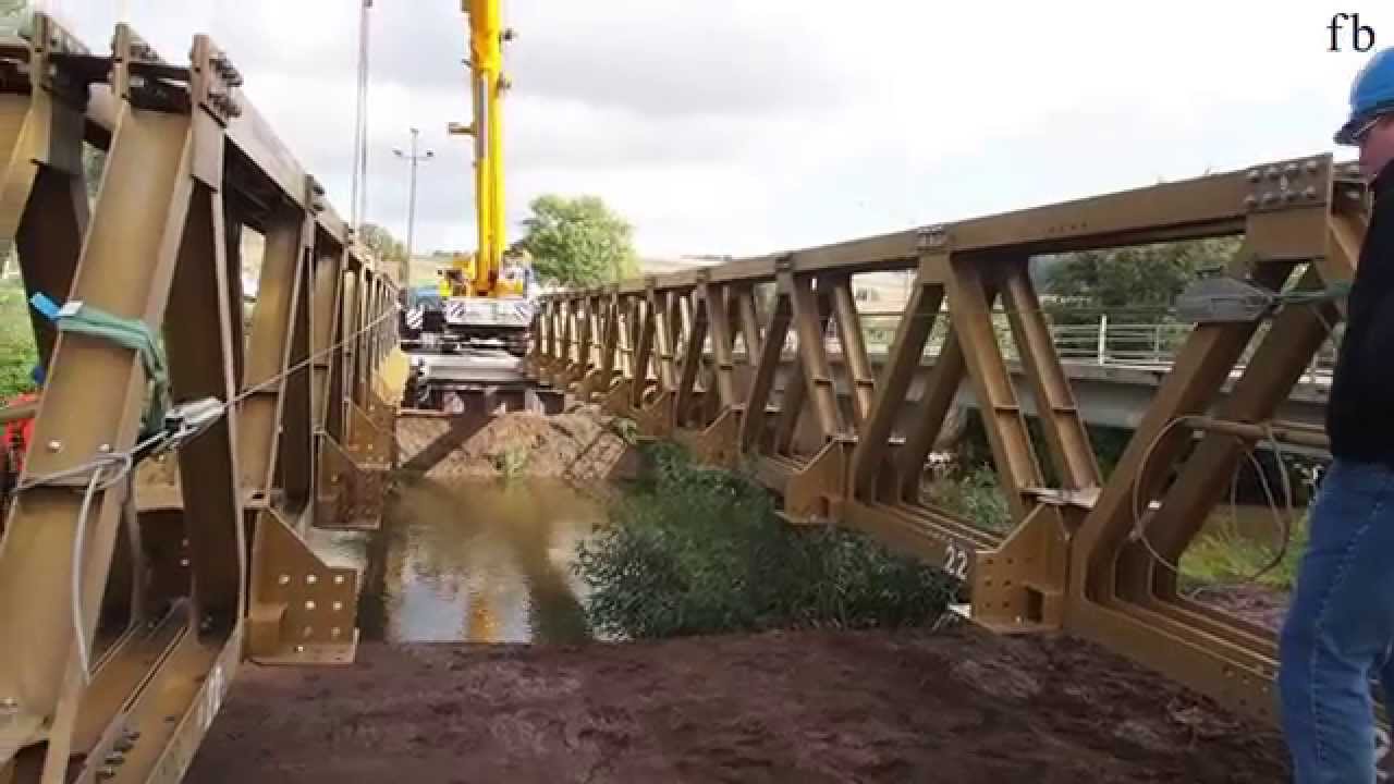 Behelfsbrücke über die Leine zwischen Olxheim und Garlebsen montiert