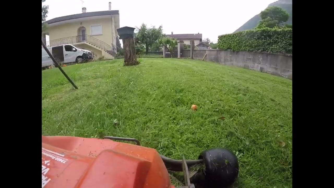 Husqvarna Rider R214 TC : tonte mulch dans de l'herbe légèrement haute
