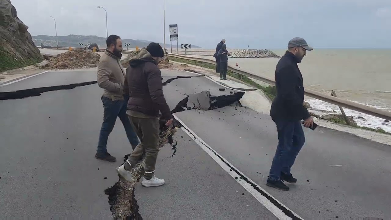 القصر الصغير انهيار الطريق الوطنية مدخل القصر الصغير