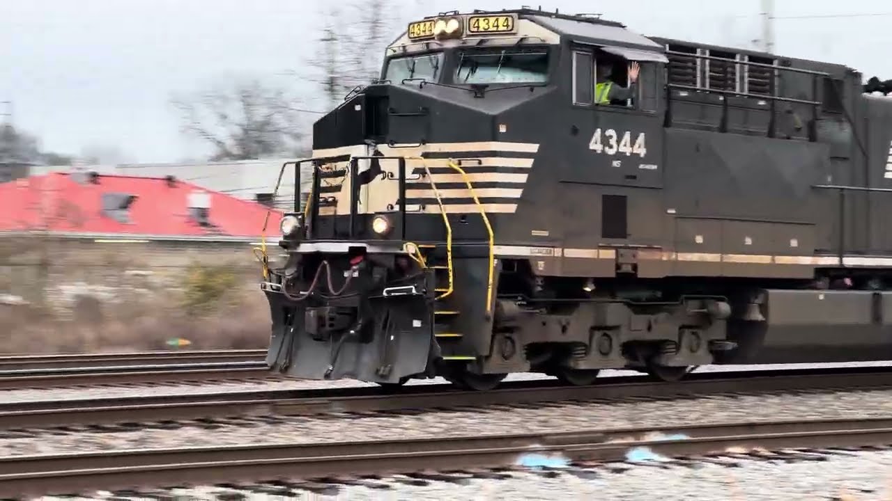 Norfolk Southern gives a friendly wave head north to Chattanooga.
