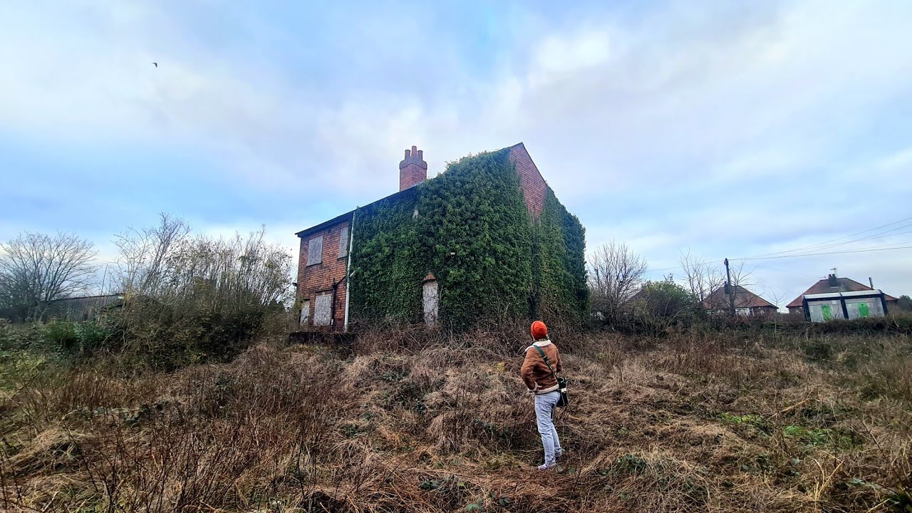 Exploring Anne's ABANDONED 1960s Hidden House Filled With WAR PHOTOS - Abandoned Places