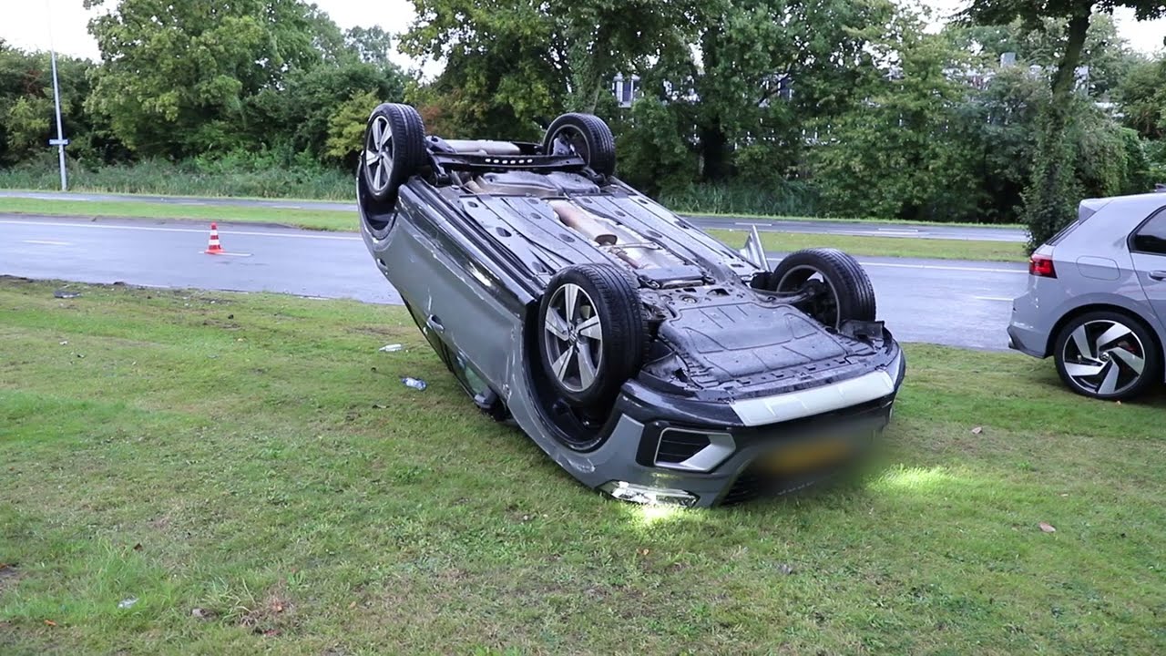 Auto belandt op de kop na botsing op Houtribdreef