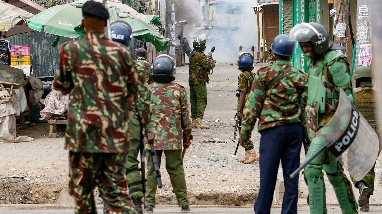 POLICE FORCED TO RUN FOR THEIR LIVES AS ANGRY SAMBURU STORMED THE OVER INSECURITY IN THE COUNTY