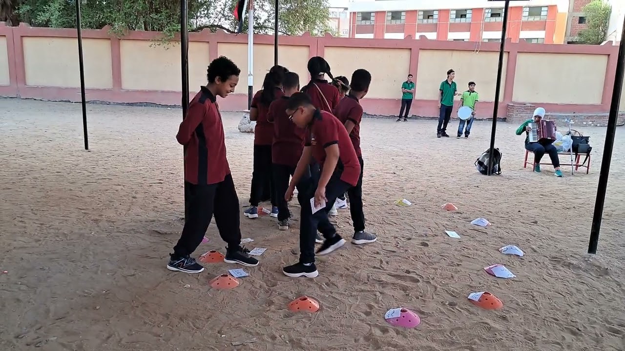 استراتيجية نصف الصورة مع الاستاذ علي حسن وتلاميذ مدرسة المنار باسوان 