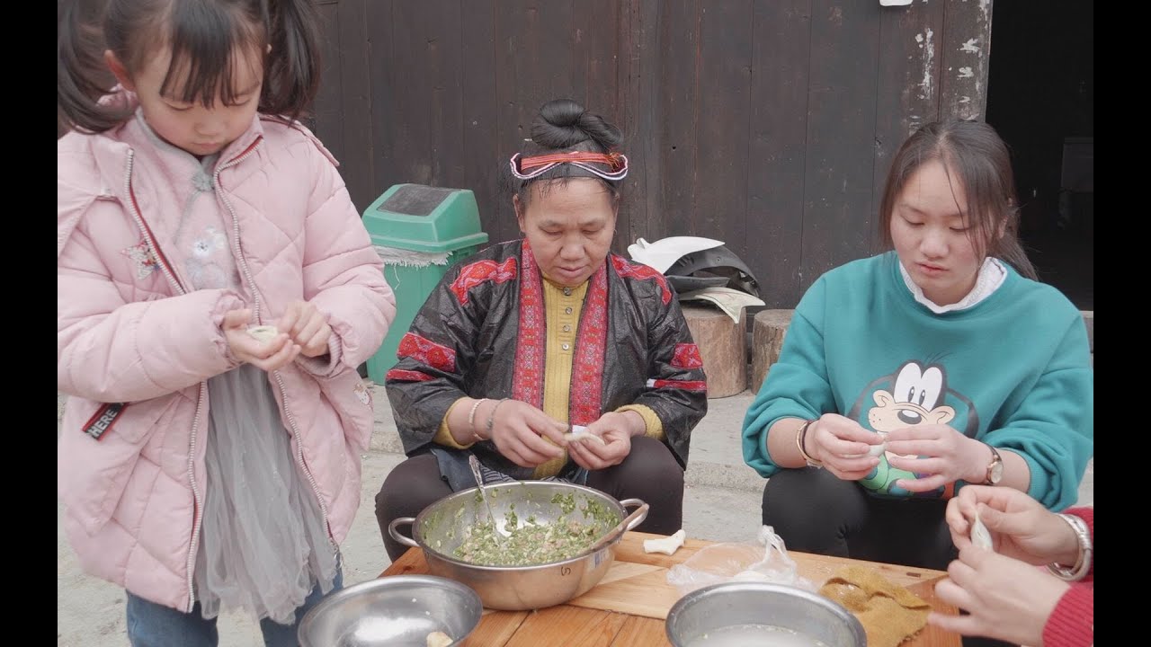 南方人不会包饺子，街上买了些饺子皮回来，就表妹一个人会包饺子