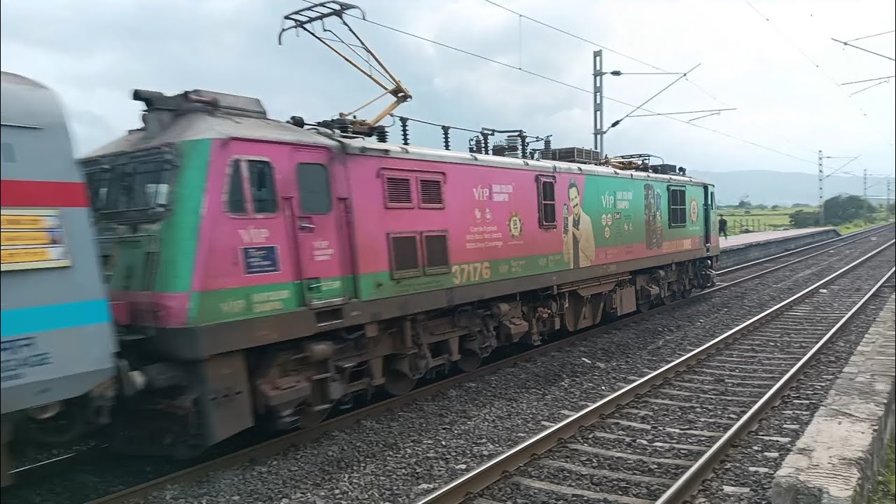 VIP Hair Shampoo Livery Erode WAP-7 with 16332 Trivandrum - Mumbai CSMT Express