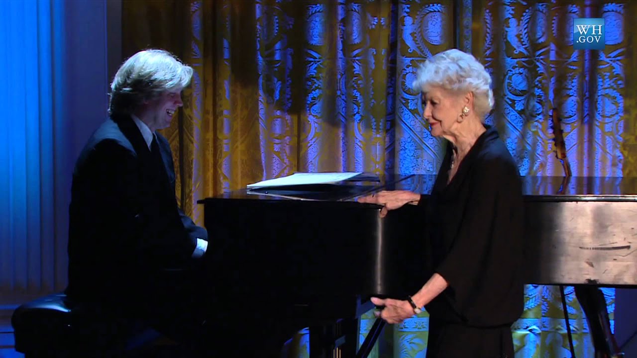 Elaine Stritch performs 