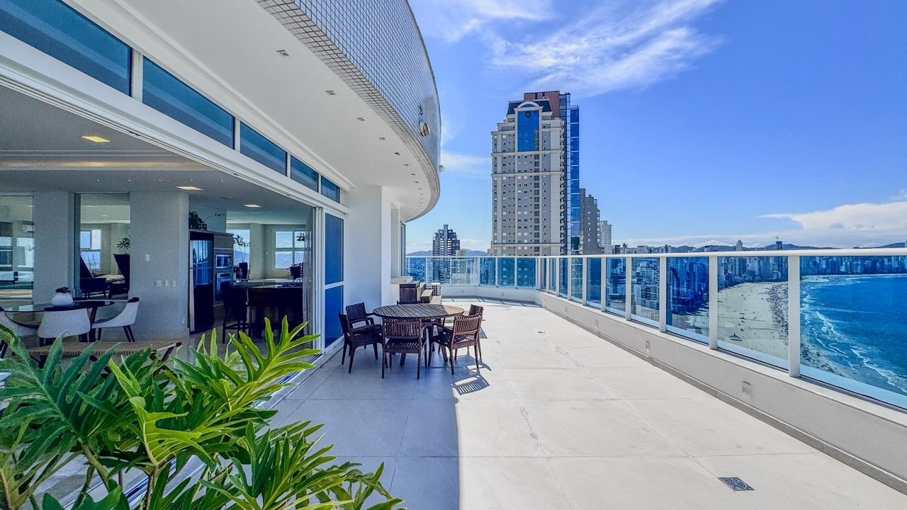 Estamos diante de uma Penthouse de 740m² que fica em Balneário Camboriú e custa R$ 42 Milhões.