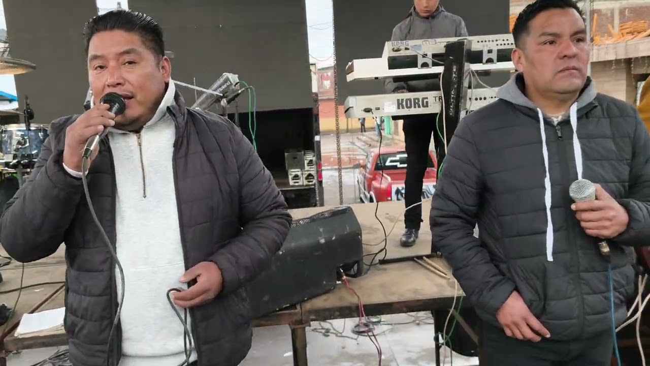 Los de capa ilusión purépecha tocando la de los greys 