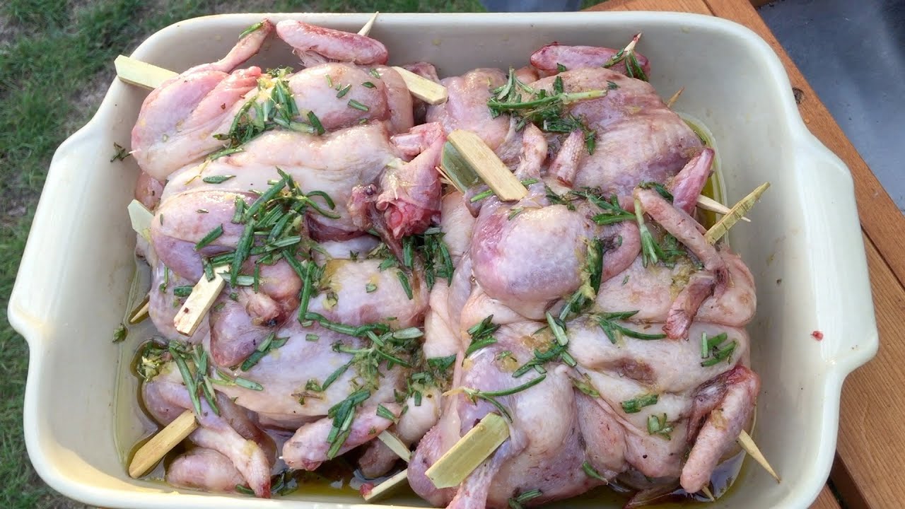 Cailles en crapaudine grillées au miel et aux prunes