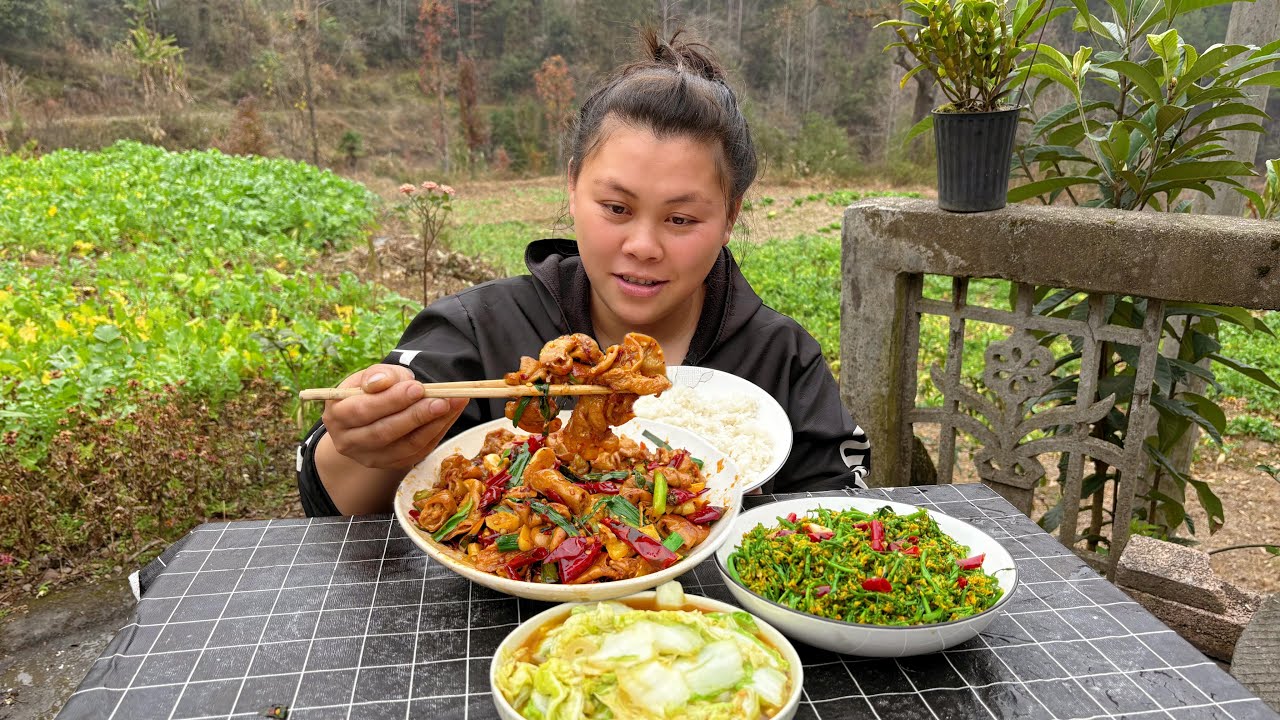 今天炒个香辣肥肠，配两盘蔬菜太下饭了 Spicy pork intestines paired with vegetables are delicious