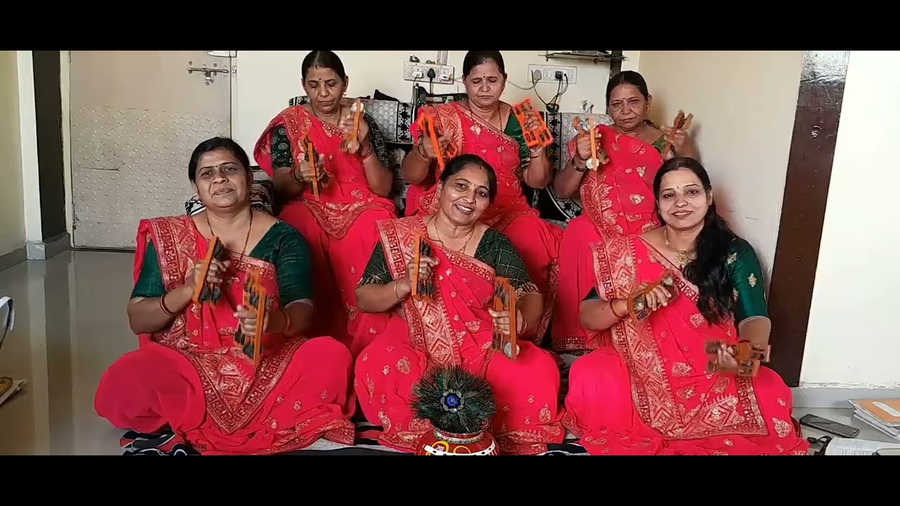 બેનોના હાથમાં કરતાલ શોભે સત્સંગ મંડળમાં ભજન અણમોલ(નીચે લખેલું છે)