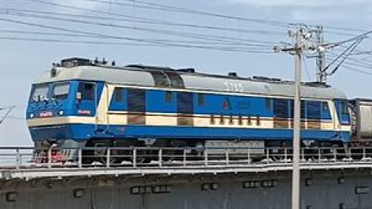 益羊铁路K66处拍车 【2024.05.01劳动节拍车】山东高速DF8B5765牵引蜡油通过益羊线K66处 感谢司机的友鸣#铁路摄影 #每一帧都是热爱 #DF8B #益羊铁路 #内燃机车永不落幕