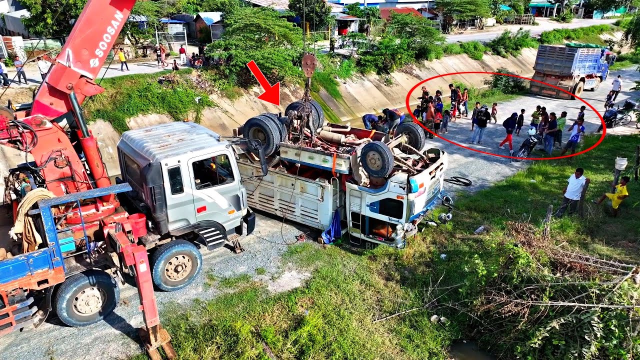 Unbelievable I Have Never Seen Truck 5 Ton Crash In A Deep Ditch Rescue By Big Crane