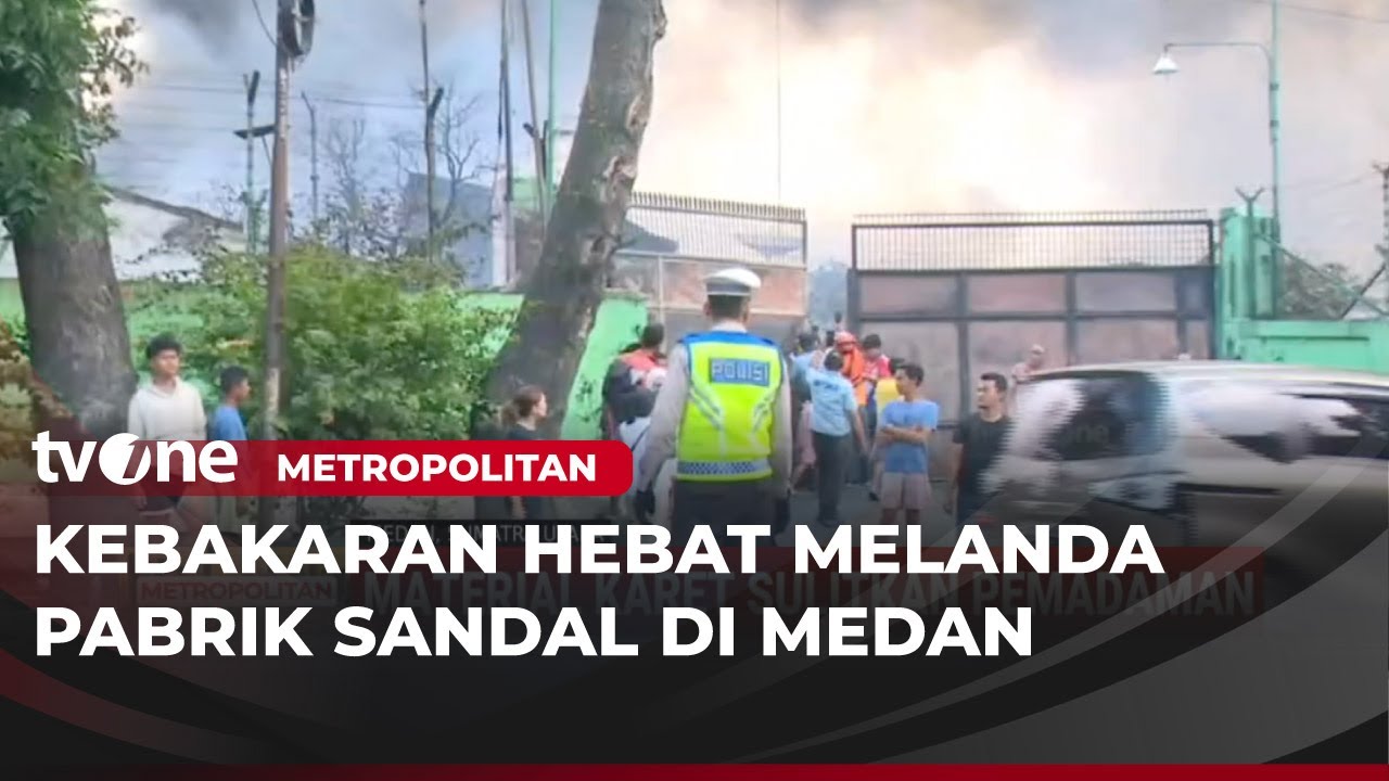 Asap Masih Membumbung Tinggi di Lokasi Kebakaran Pabrik Sendal | Metropolitan