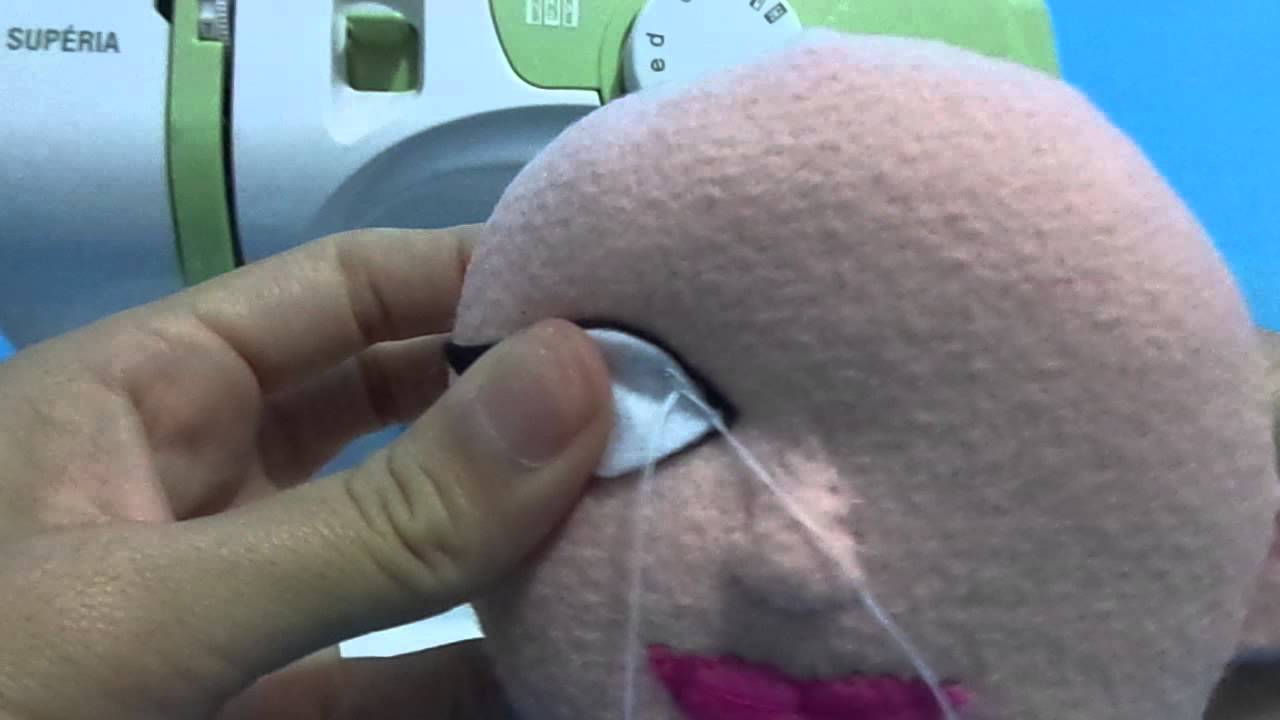 como costurar o olho na boneca de feltro