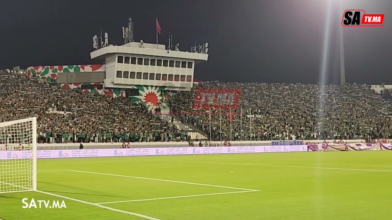 شاهد جمالية تيفو جماهير الرجاء الرياضي و هم يتغنون بالقضية الأولى للأمة العربية 