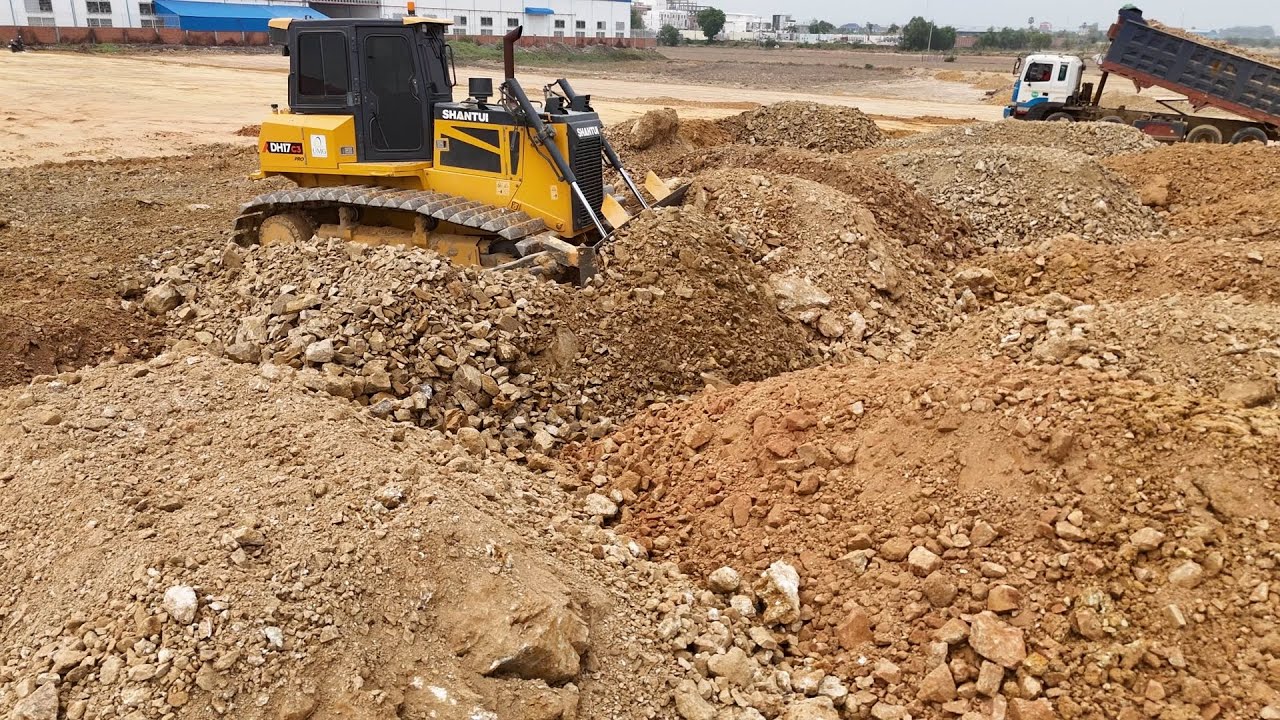 SHANTUI DH17C3 BULLDOZER BURY SOIL,DUMP TRUCK UNLOADING SOIL