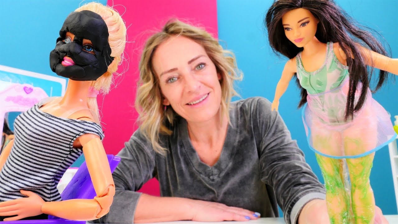 Spielspaß mit Puppen. Barbie in Nicoles Spa Salon. Spielzeugvideo für Kinder
