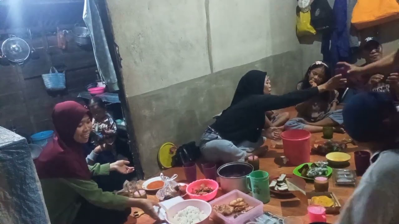 Buka puasa di rumah almarhum paman 