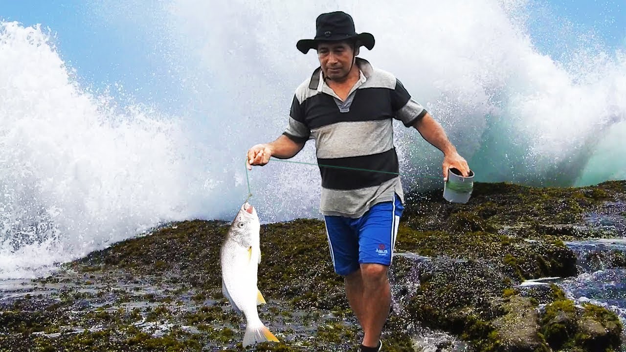 Pesca en Mar Agitado Atrapando Corvinas usando el tradicional Carrete de Mano y Cangrejos