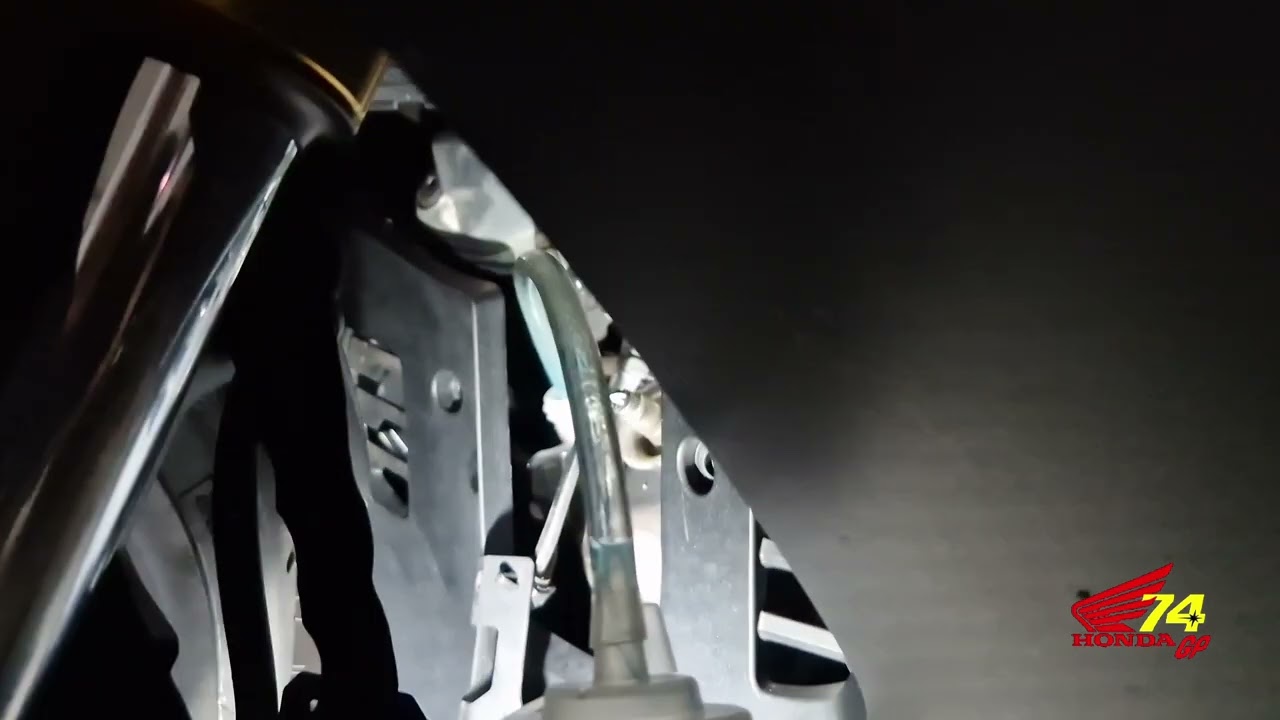 Honda Forza 750, Comprobar y reponer el nivel de anticongelante motor.