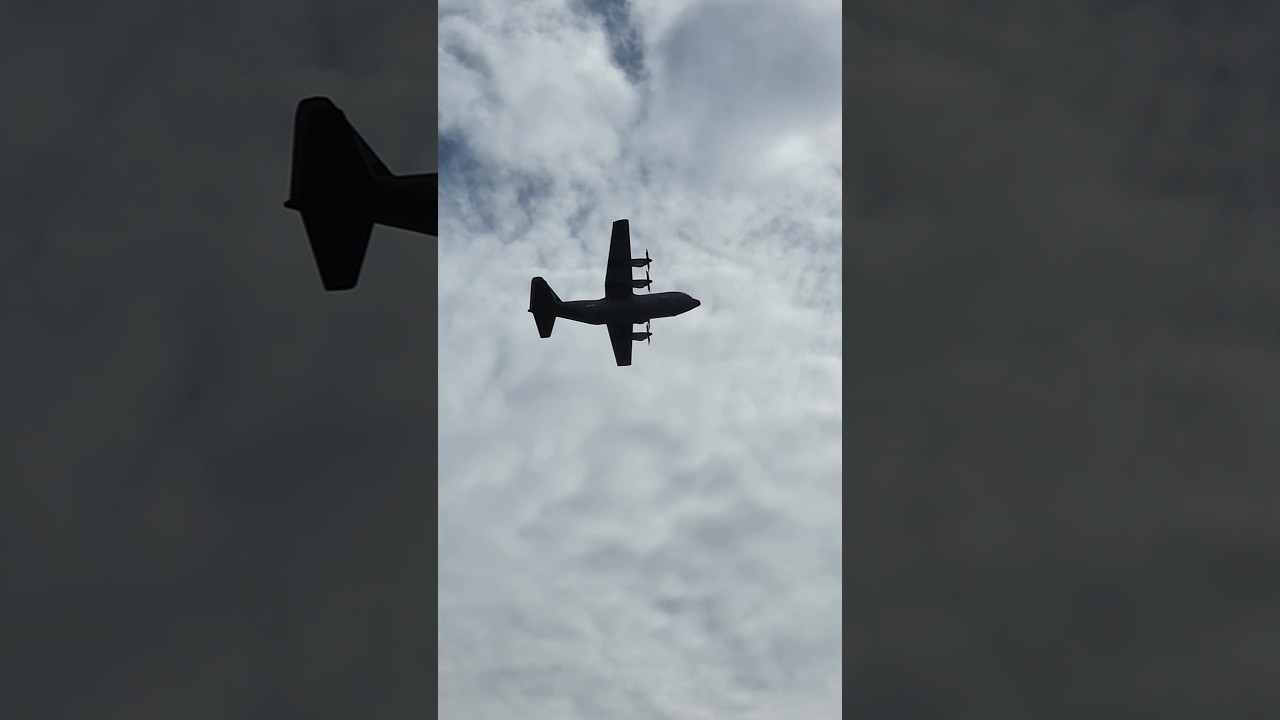 C-130J Hercules набирает высоту. 