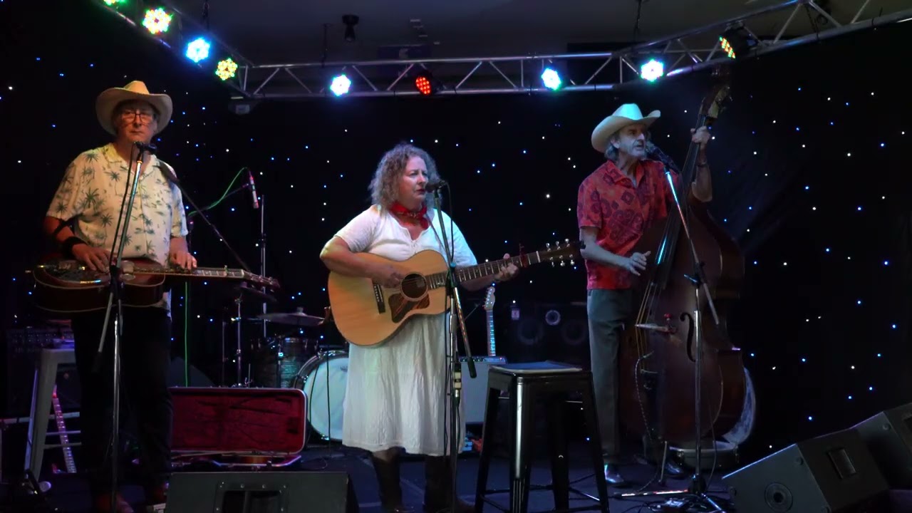 The Cartwheels are Golden Guitar winners Wendy Phypers & Dave Patterson.video COO53 MP4