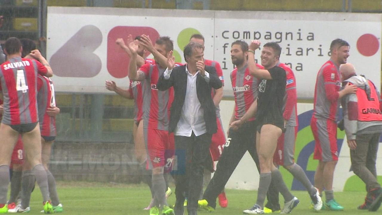 La Cremonese in serie B, le immagini della festa con l'inno grigiorosso