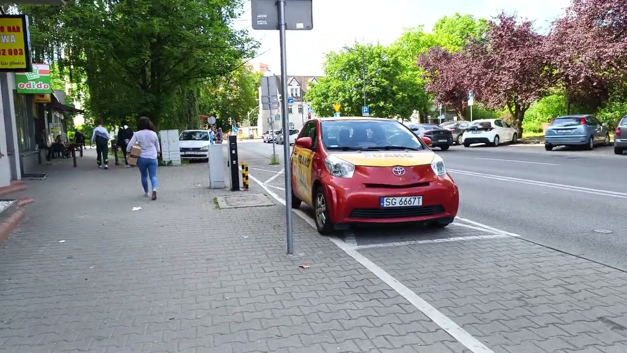Nielegalne parkowanie w Gliwicach przy ul. Łużyckiej - kilkadziesiąt zgłoszeń i nic. Dlaczego?